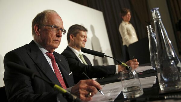 Lawyer Richard McLaren (L) takes questions after delivering his second and final part of a report for the World Anti-Doping Agency (WADA), at a news conference in London, Britain December 9, 2016 - Sputnik International