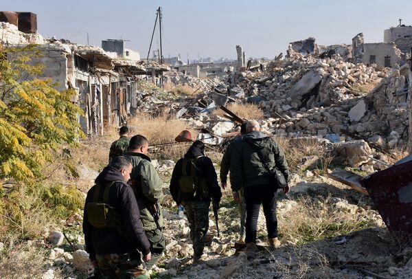 Syrian pro-government forces walk amidst the rubble in old Aleppo's Jdeideh neighbourhood on December 9, 2016 - Sputnik International