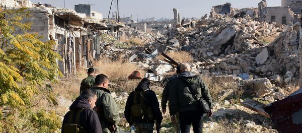 Syrian pro-government forces walk amidst the rubble in old Aleppo's Jdeideh neighbourhood on December 9, 2016 - Sputnik International