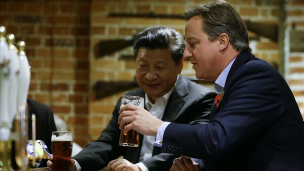 Then Britain's Prime Minister David Cameron, right, drinks a pint of beer with Chinese President Xi Jinping, at The Plough pub in Casden, England on October 22, 2015. - Sputnik International