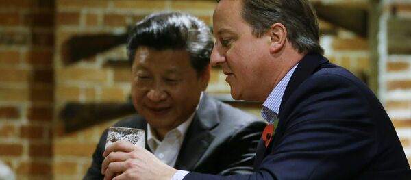 Then Britain's Prime Minister David Cameron, right, drinks a pint of beer with Chinese President Xi Jinping, at The Plough pub in Casden, England on October 22, 2015. - Sputnik International