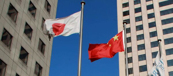Chinese national flag (C) and a Japanese national flag (L) (File) Chinese national flag (C) and a Japanese national flag (L) (File) - Sputnik International