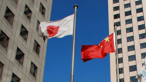 Chinese national flag (C) and a Japanese national flag (L) (File) - Sputnik International