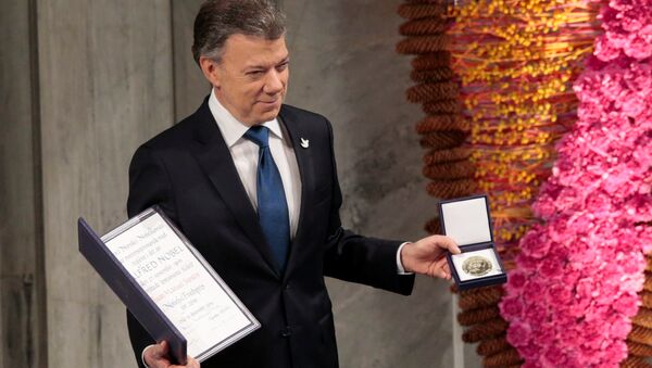 Nobel Peace Prize laureate Colombian President Juan Manuel Santos poses with the medal and diploma during the Peace Prize awarding ceremony at the City Hall in Oslo, Norway December 10, 2016 - Sputnik International