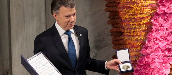 Nobel Peace Prize laureate Colombian President Juan Manuel Santos poses with the medal and diploma during the Peace Prize awarding ceremony at the City Hall in Oslo, Norway December 10, 2016 - Sputnik International