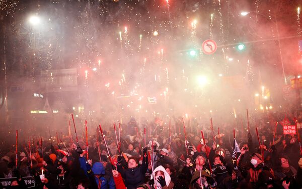 People set off fireworks on a road leading to the Presidential Blue House during a protest calling for South Korean President Park Geun-hye to step down in central Seoul, South Korea, December 10, 2016 - Sputnik International