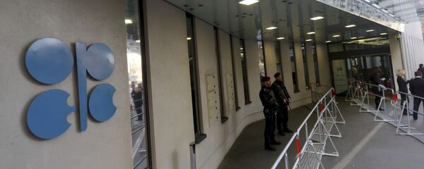 Persons stand outside the headquarters of the Organization of the Petroleum Exporting Countries, OPEC, in Vienna, Austria, Saturday, Dec. 10, 2016 - Sputnik International