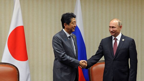 Russian President Vladimir Putin and Japanese Prime Minister Shinzo Abe, left, during a meeting on the sidelines of the APEC Leaders' Meeting in Lima - Sputnik International