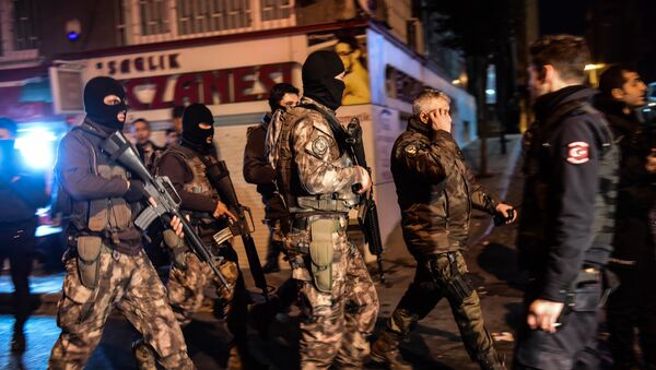 Turkish special force police officers patrol streets after a car bomb exploded near the stadium of football club Besiktas in Istanbul on December 10, 2016 - Sputnik International