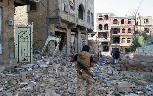 A pro-government fighter walks at the site of recent battles between Houthi fighters and pro-government troops , on the second day of a 48-hour ceasefire in the southwestern city of Taiz, Yemen November 20, 2016 - Sputnik International