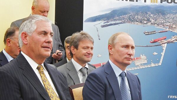 Russian President Vladimir Putin and ExxonMobil Chairman and CEO Rex Tillerson Wayne, right to left in the foreground, at the ceremony of the signing of an agreement between Rosneft and ExxonMobil on the Rosneft-Tuapse Refinery - Sputnik International