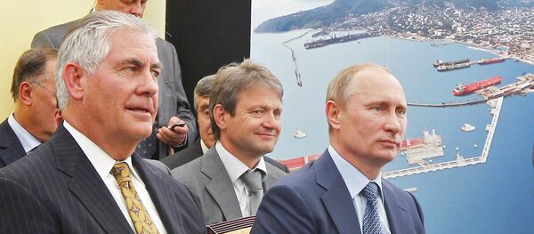Russian President Vladimir Putin and ExxonMobil Chairman and CEO Rex Tillerson Wayne, right to left in the foreground, at the ceremony of the signing of an agreement between Rosneft and ExxonMobil on the Rosneft-Tuapse Refinery - Sputnik International