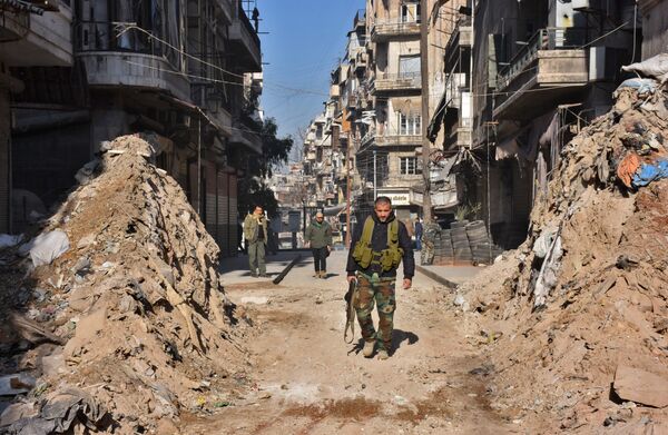 Syrian pro-government forces walk through a barricade in old Aleppo's Jdeideh neighbourhood on December 9, 2016 - Sputnik International