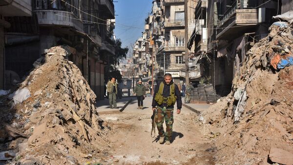 Syrian pro-government forces walk through a barricade in old Aleppo's Jdeideh neighbourhood on December 9, 2016 - Sputnik International