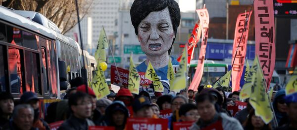 An effigy of South Korean President Park Geun-hye is seen behind people marching towards the Presidential Blue House during a protest calling for South Korean President Park Geun-hye to step down in central Seoul, South Korea, December 10, 2016 - Sputnik International