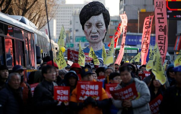 An effigy of South Korean President Park Geun-hye is seen behind people marching towards the Presidential Blue House during a protest calling for South Korean President Park Geun-hye to step down in central Seoul, South Korea, December 10, 2016 - Sputnik International