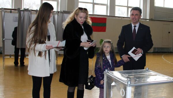 Supreme Council Chairman Vadim Krasnoselsky, his wife Svetlana and daughters at a polling station in Tiraspol during the presidential election in Transnistria - Sputnik International