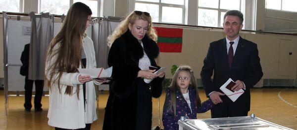 Supreme Council Chairman Vadim Krasnoselsky, his wife Svetlana and daughters at a polling station in Tiraspol during the presidential election in Transnistria - Sputnik International