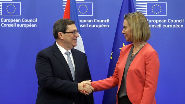 EU High Representative for Foreign Affairs Federica Mogherini (R) welcomes Cuban Foreign Minister Bruno Rodriguez Parrilla at the start of an EU-Cuba political dialogue and cooperation agreement in Brussels on December 12, 2016 - Sputnik International