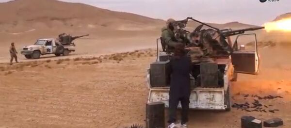 A still image taken on December 11, 2016 from a video released by Islamic State-affiliated Amaq news agency on December 10, 2016, purports to show Islamic State fighters advancing over the Hayan mountain south of Palmyra - Sputnik International