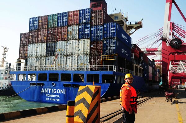 This picture taken on March 7, 2014 shows a man working beside a cargo ship in Qingdao port in Qingdao, east China's Shandong province - Sputnik International