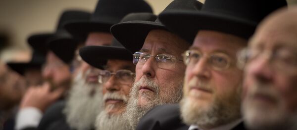 Rabbis and members of the Orthodox Jewish community attend the Installation of Chief Rabbi Ephraim Mirvis as the 11th Chief Rabbi of the United Hebrew Congregations of the UK and the Commonwealth during a ceremony at the St John's Wood Synagogue in north London on Spetember 1 2013. - Sputnik International