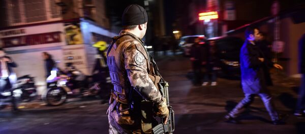 Turkish special force police officers patrol streets after a car bomb exploded near the stadium of football club Besiktas in Istanbul on December 10, 2016 - Sputnik International