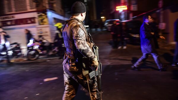Turkish special force police officers patrol streets after a car bomb exploded near the stadium of football club Besiktas in Istanbul on December 10, 2016 - Sputnik International