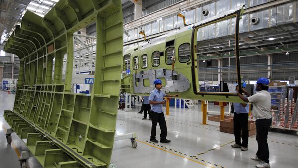 Indian workers assemble the cabin of a Sikorsky S-92 helicopter at a Tata Advanced Systems factory in Hyderabad, India, Monday, April 2, 2012 - Sputnik International