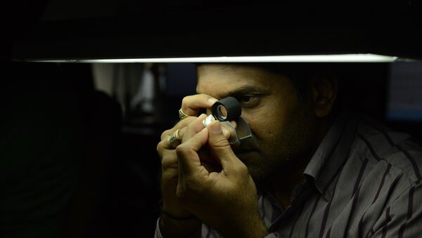 A technician inspects a rough diamond at a manufacturing company in Surat, some 270 kms from Ahmedabad on December 6, 2016 - Sputnik International