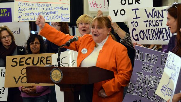 Marybeth Kuznik, center, of VotePA, an election integrity advocacy group, leads a rally at the Pennsylvania Capitol in support of a Green Party-backed quest for a recount of Pennsylvania's Nov. 8 presidential election, Monday, Dec. 5, 2016, in Harrisburg, Pa - Sputnik International