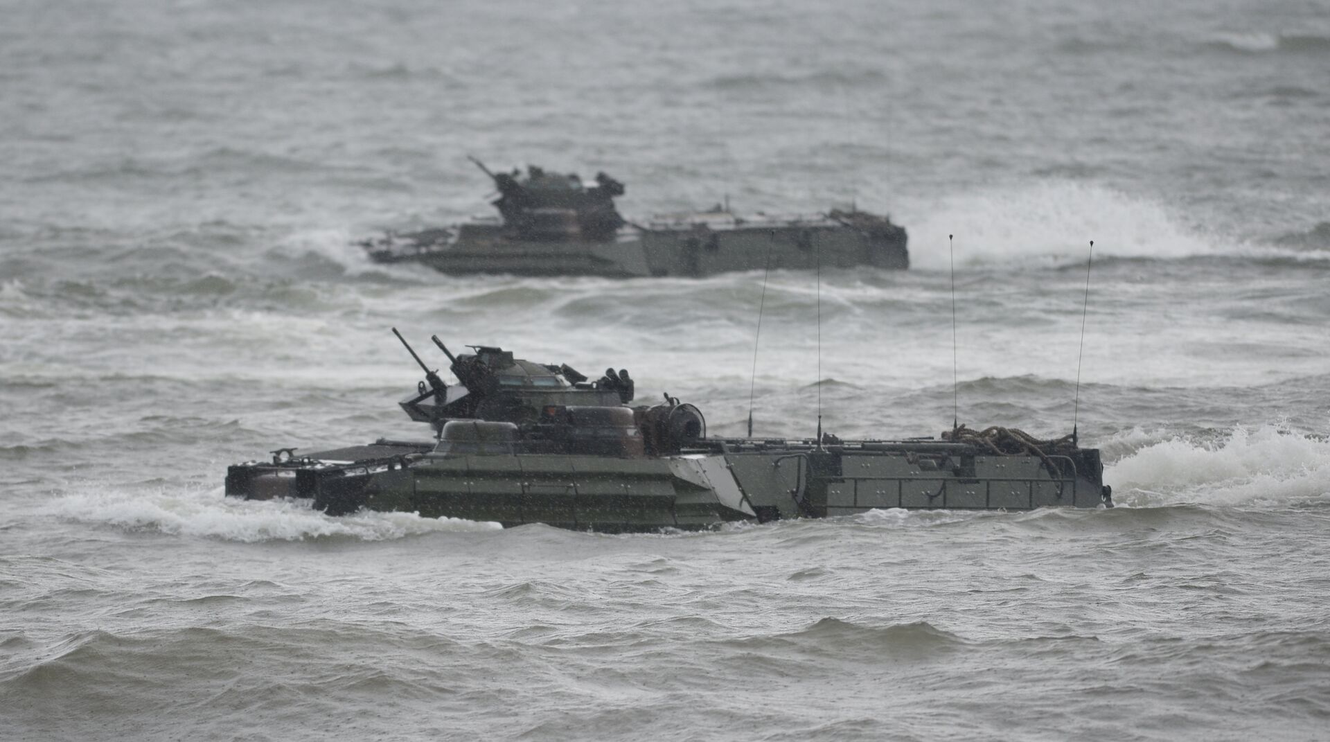 US marines Amphibious Assault vehicles (AAV) manoeuver on rough seas during a beach landing, as part of the Philippines-US amphibious landing exercise (PHIBLEX) at a naval training base facing South China sea in San Antonio town, Zambales province, north of Manila on October 7, 2016 - Sputnik International, 1920, 23.11.2022