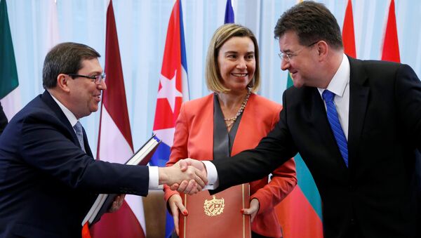 Cuba's Foreign Minister Bruno Rodriguez shakes hands with Slovakian Foreign Minister Miroslav Lajcak next to European Union foreign policy chief Federica Mogherini after signing a EU-Cuba Political Dialogue and Cooperation Agreement in Brussels, Belgium December 12, 2016 - Sputnik International