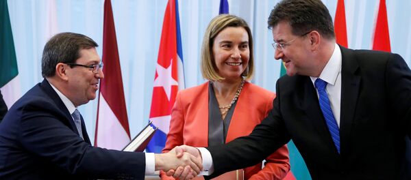 Cuba's Foreign Minister Bruno Rodriguez shakes hands with Slovakian Foreign Minister Miroslav Lajcak next to European Union foreign policy chief Federica Mogherini after signing a EU-Cuba Political Dialogue and Cooperation Agreement in Brussels, Belgium December 12, 2016 - Sputnik International