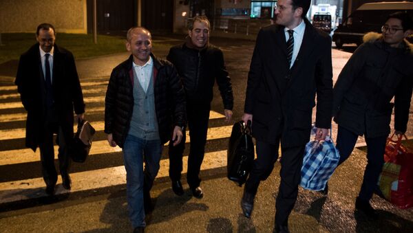 Kazakh opposition figure and oligarch Mukhtar Ablyazov (2nd L), flanked by his son Madiya (R) and his lawyers, reacts as he leaves the Fleury-Merogis jail after being released, on December 9, 2016, in Fleury-Merogis, near Paris - Sputnik International