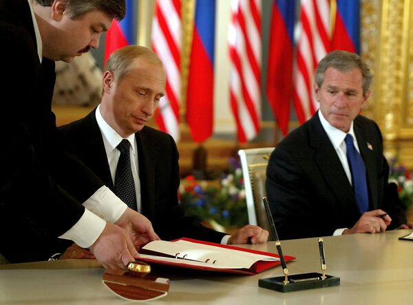 US President George W. Bush (R) looks on as Russian President Vladimir Putin (C) signs 24 May 2002 in St. Catherine's Room, the Kremlin in Moscow, Russia what the White House calls the Treaty of Moscow, a 10-year treaty binding the nations to reduce their nuclear stockpiles by about two-thirds - to a range of 1,700 to 2,200 US President George W. Bush (R) looks on as Russian President Vladimir Putin (C) signs 24 May 2002 in St. Catherine's Room, the Kremlin in Moscow, Russia what the White House calls the Treaty of Moscow, a 10-year treaty binding the nations to reduce their nuclear stockpiles by about two-thirds - to a range of 1,700 to 2,200 - Sputnik International