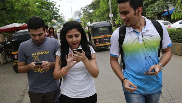 In this Sunday, July 24, 2016 photo, young Indians look at their screens as they play Pokemon Go in Mumbai, India - Sputnik International