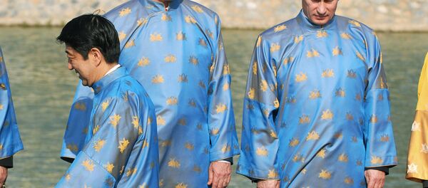 Japanese Prime Minister Shinzo Abe (L) walks in front of US President George W. Bush (C) and Russian President Vladimir Putin (R) during the photo session of the APEC leaders in Hanoi, 19 November 2006 Japanese Prime Minister Shinzo Abe (L) walks in front of US President George W. Bush (C) and Russian President Vladimir Putin (R) during the photo session of the APEC leaders in Hanoi, 19 November 2006 - Sputnik International