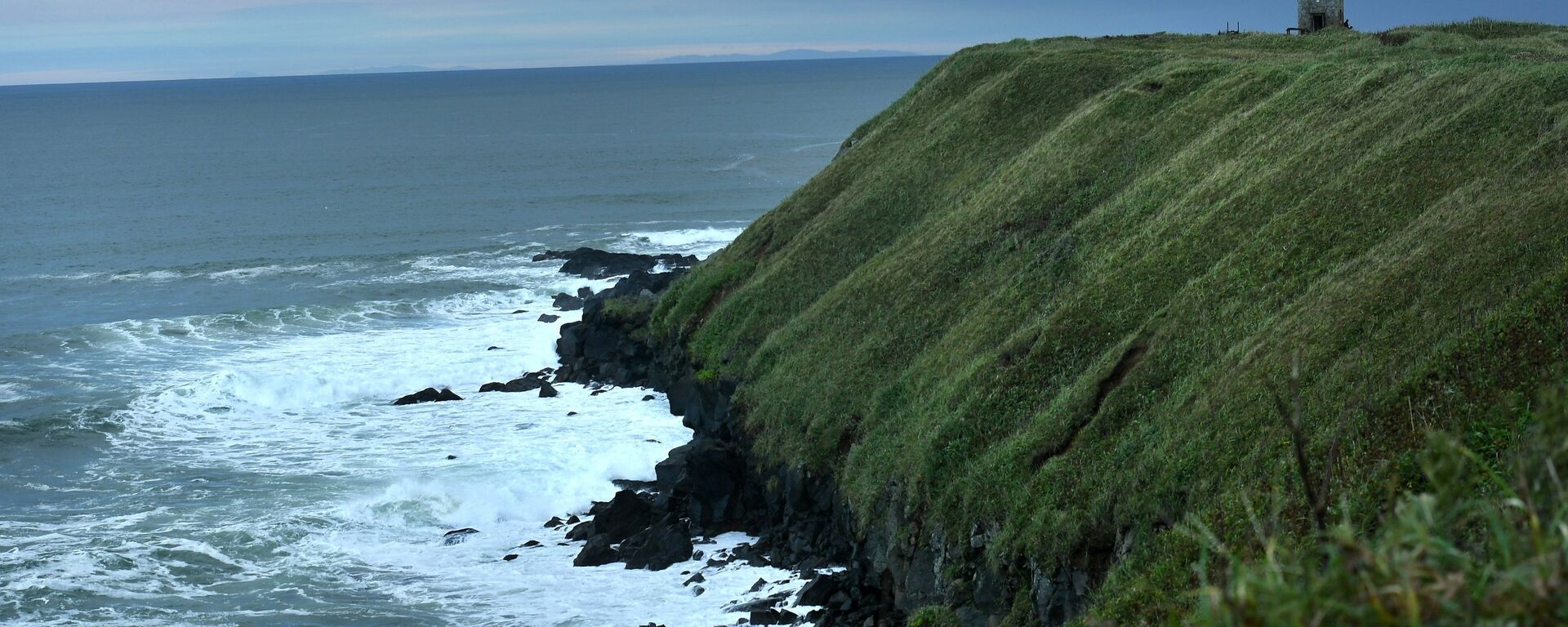 A lighthouse at the furthest end of the Yuzhno-Kurilsky cape on the Pacific coast on Kunashir Island of the Greater Kuril Ridge. - Sputnik International, 1920, 10.08.2025