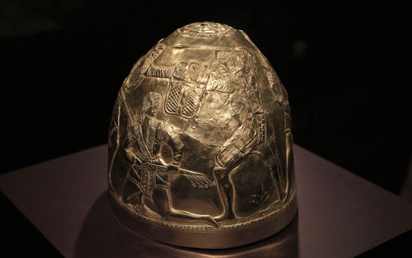 A Scythian gold helmet from the fourth century B.C. is displayed as part of the exhibit called The Crimea - Gold and Secrets of the Black Sea, at Allard Pierson historical museum in Amsterdam Friday April 4, 2014 - Sputnik International