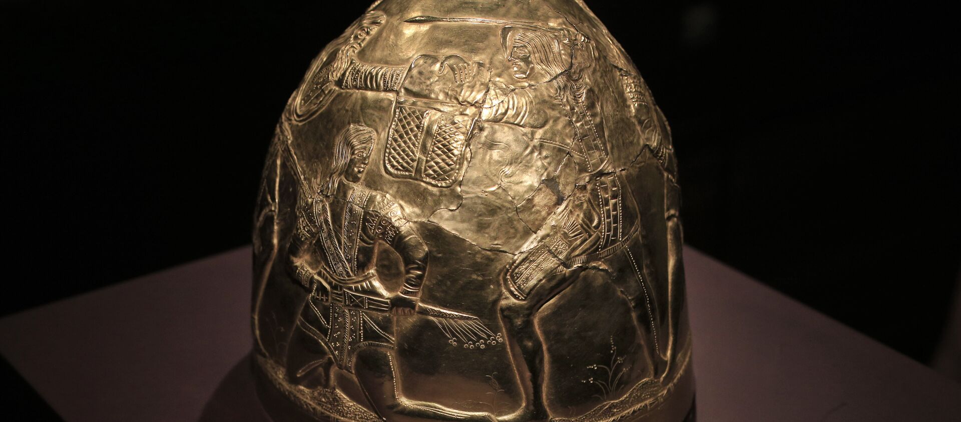 A Scythian gold helmet from the fourth century B.C. is displayed as part of the exhibit called The Crimea - Gold and Secrets of the Black Sea, at Allard Pierson historical museum in Amsterdam Friday April 4, 2014 - Sputnik International, 1920, 16.09.2020