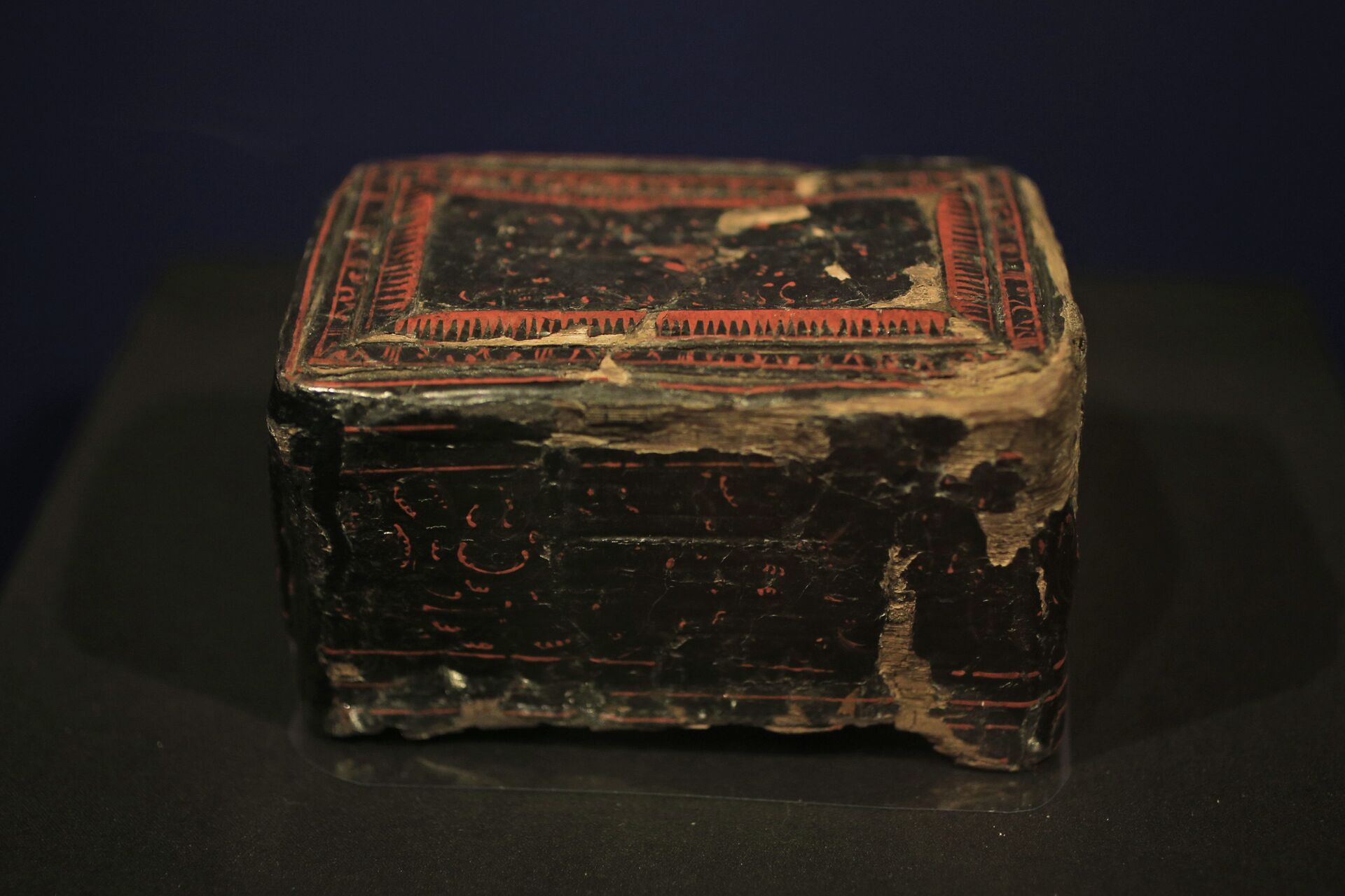  A Chinese lacquer box from the first century A.D., a burial gift for a Late-Scythian woman, is displayed as part of the exhibit called The Crimea - Gold and Secrets of the Black Sea, at Allard Pierson historical museum in Amsterdam - Sputnik International, 1920, 26.10.2021
