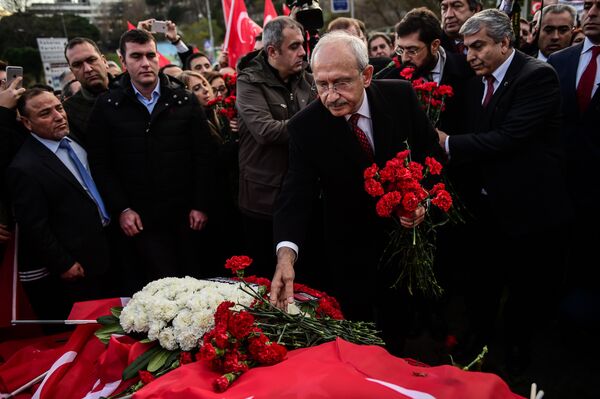 Kemal Kilicdaroglu (C), leader of the Republican People's Party (CHP), lays flowers at the scene of December 10 blasts outside the Vodafone Arena football stadium on December 14, 2016 in Istanbul Kemal Kilicdaroglu (C), leader of the Republican People's Party (CHP), lays flowers at the scene of December 10 blasts outside the Vodafone Arena football stadium on December 14, 2016 in Istanbul - Sputnik International