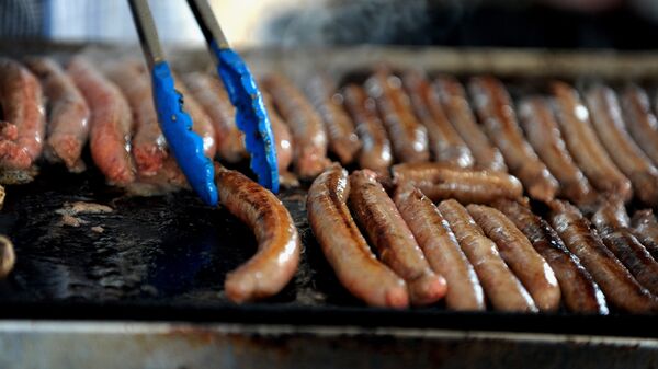 Sausages are cooked during the Guinness World Record attempt for the World's Longest Barbecue Marathon in Sydney on September 1, 2011. - Sputnik International