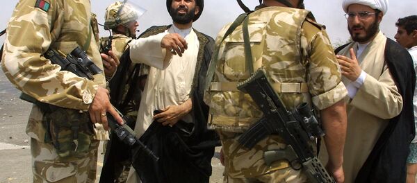 Iraqi clerks talk to British soldiers as clashes broke out in the southern city of Basra 09 August 2003 over fuel shortages and lack of electricity. Iraqi clerks talk to British soldiers as clashes broke out in the southern city of Basra 09 August 2003 over fuel shortages and lack of electricity. - Sputnik International