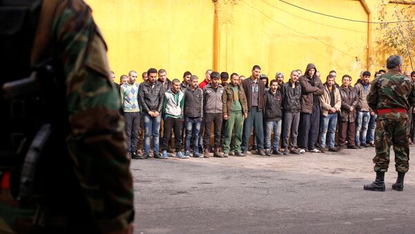Members of government military police stand guard as men, who were evacuated from the eastern districts of Aleppo, are being prepared to begin their military service at a police centre in Aleppo, Syria December 11, 2016. - Sputnik International