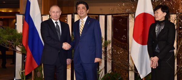 Russian President Vladimir Putin is welcomed by Japanese Prime Minister Shinzo Abe and his wife Akie before their talks in Nagato, Yamaguchi prefecture on December 15, 2016. Russian President Vladimir Putin is welcomed by Japanese Prime Minister Shinzo Abe and his wife Akie before their talks in Nagato, Yamaguchi prefecture on December 15, 2016. - Sputnik International