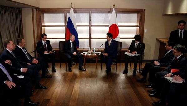 Russia's President Vladimir Putin (center L) talks with Japan's Prime Minister Shinzo Abe (center R) at the start of their summit meeting in Nagato, Yamaguchi prefecture, Japan, December 15, 2016. - Sputnik International