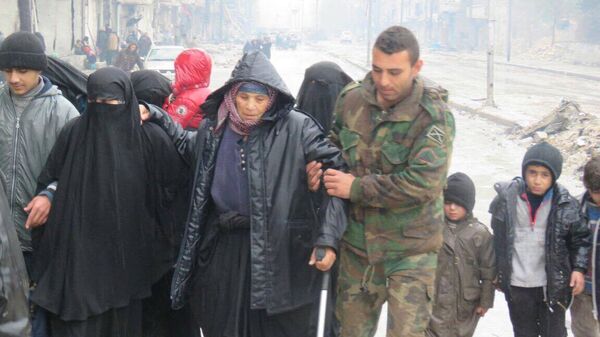 Syrian soldier helping a civilian woman - Sputnik International