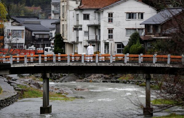 Police officer stands guard near the venue of the summit meeting between Japanese Prime Minister Shinzo Abe and Russian President Vladimir Putin, that will take place on December 15, in Nagato, Yamaguchi prefecture, Japan, December 14, 2016.  - Sputnik International